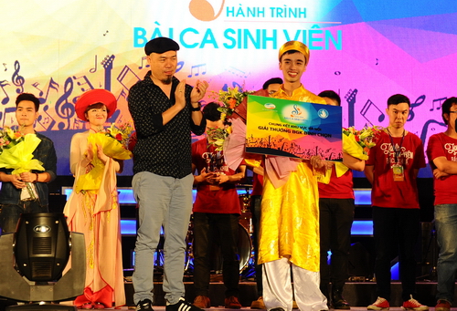 Nhạc sĩ Huy Tuấn - Trưởng Ban giám khảo trao giải nhất chung kết khu vực Hà Nội cho bạn 
